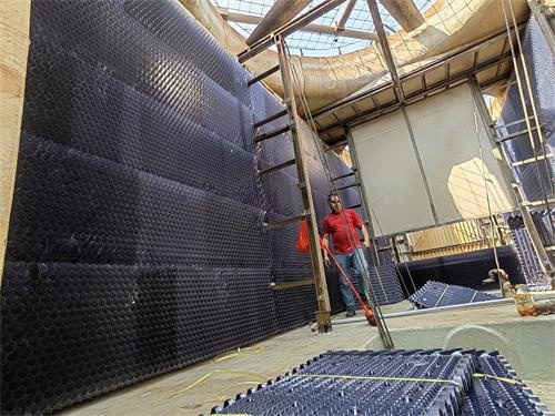 冷卻塔材料中鍍鋅鋼相對于玻璃鋼的優(yōu)勢(冷卻塔用玻璃鋼材質(zhì))